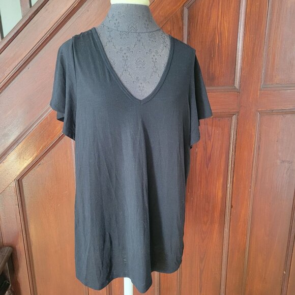 Torrid Womens Black V-Neck Tee With Lace Back Detail Size 1x - Picture 1 of 4